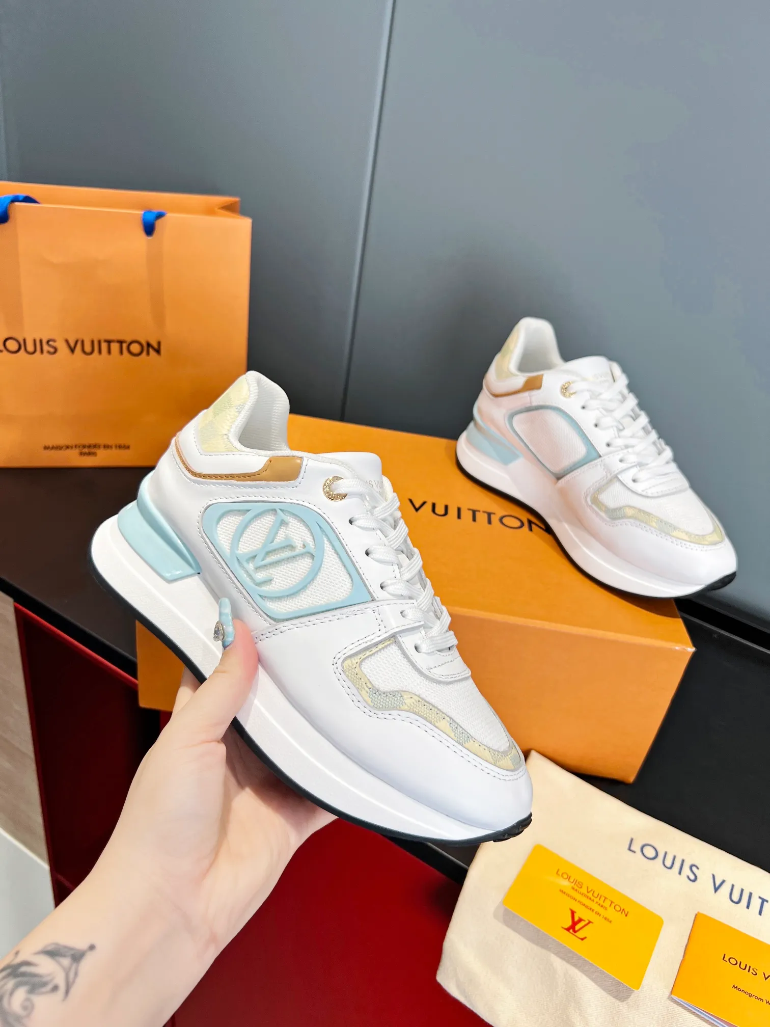 👟👟Ex-factory price 520👟👟 Couple model. louis vuitton ss24 new arrival～ Lv 2024 spring and summer new runaway sneakers ⚠️: Purchased as original 9060, disassembled and copied, upgraded version of the old model at the counter, with a more harmonious vision and lighter foot feel. It is 5cm taller, highly recognizable, and can be worn with eyes closed. Size 35-41